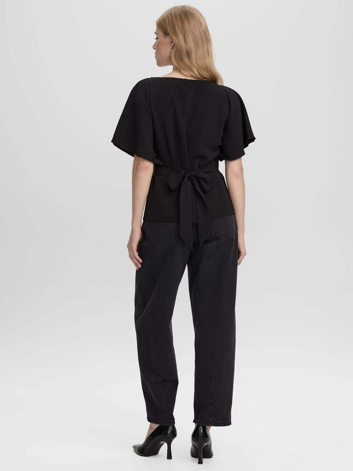 Short-Sleeve Boat-Neck Blouse with Bow in the Back
