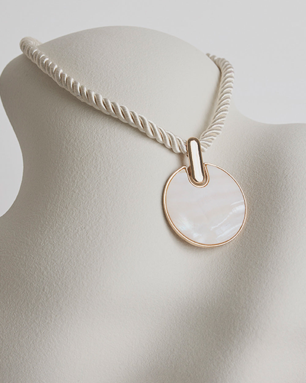 Collier court en corde avec pendentif nacré