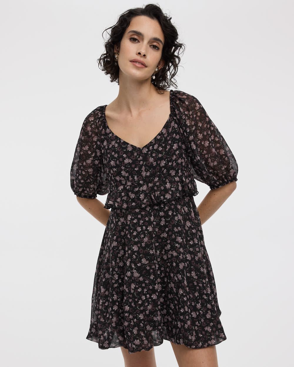 Robe empire à manches longues et encolure en coeur