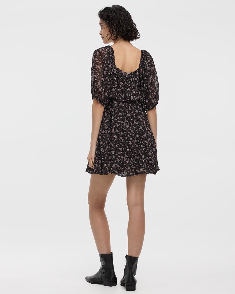 Robe empire à manches longues et encolure en coeur