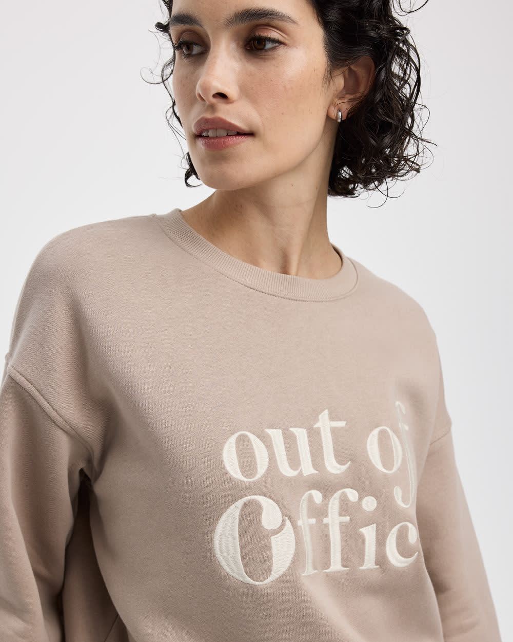 Pull en molleton à manches longues et col rond avec citations