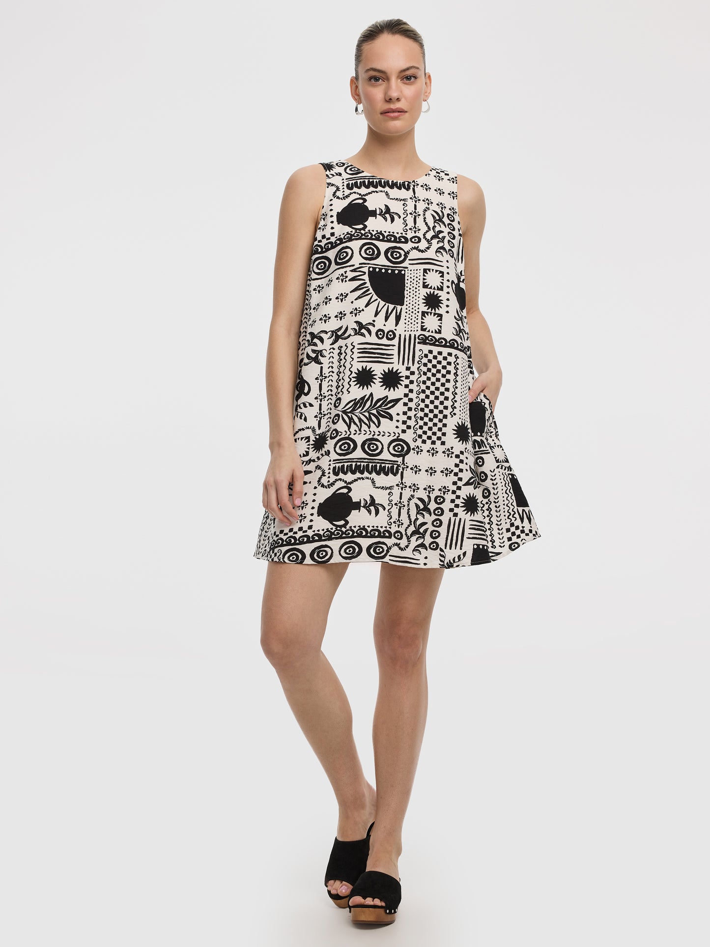 Robe courte évasée sans manches