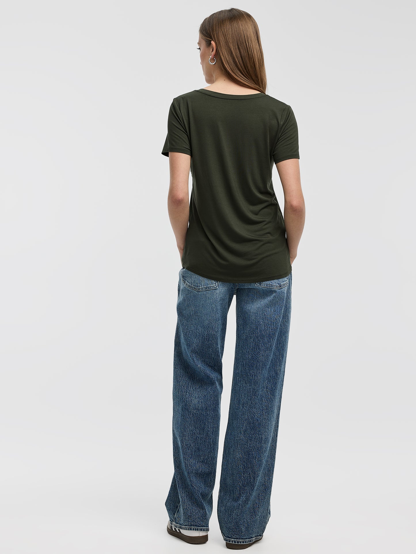 V-Neck Tee - R Essentials