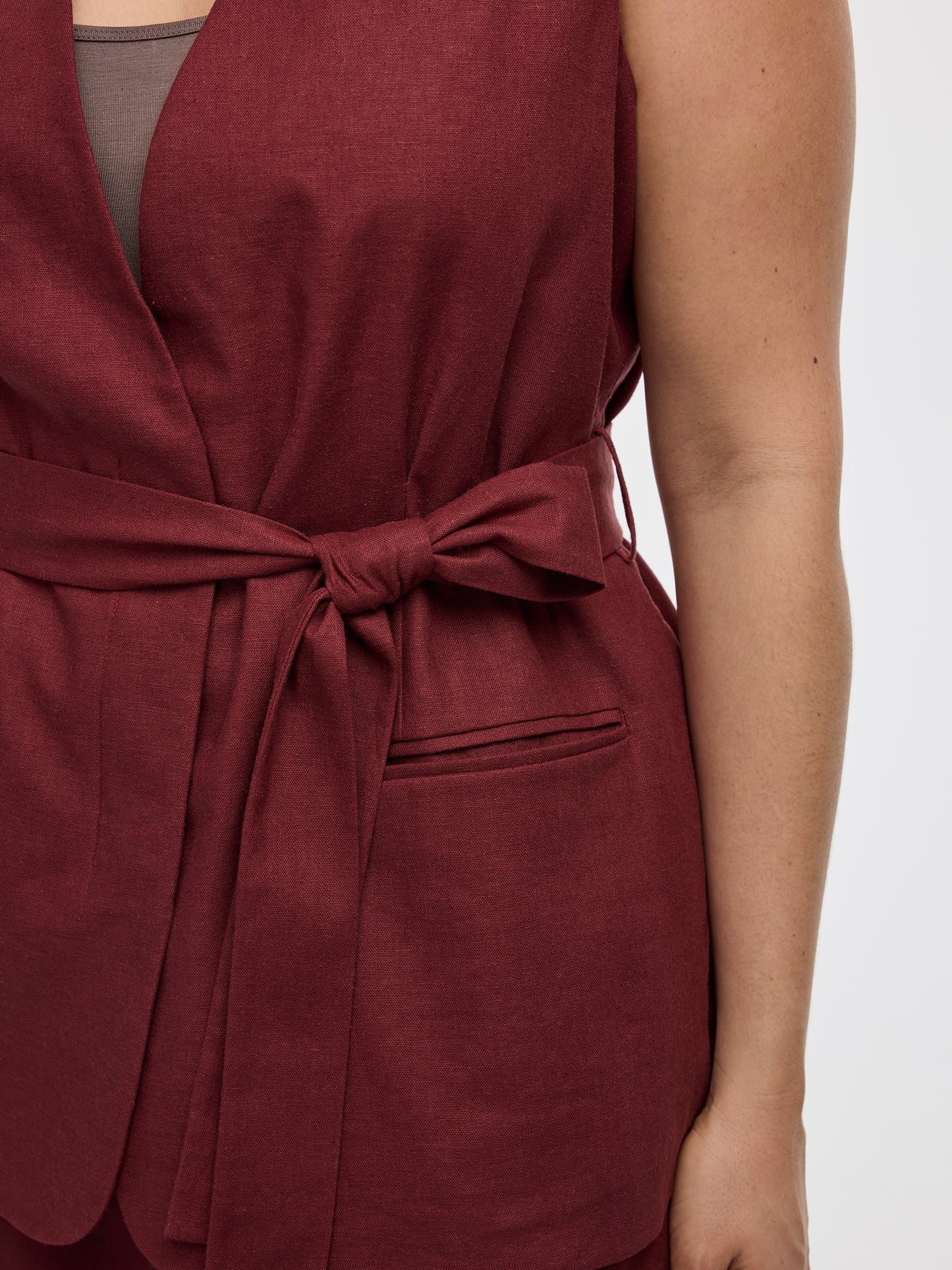 Veston sans manches avec ceinture