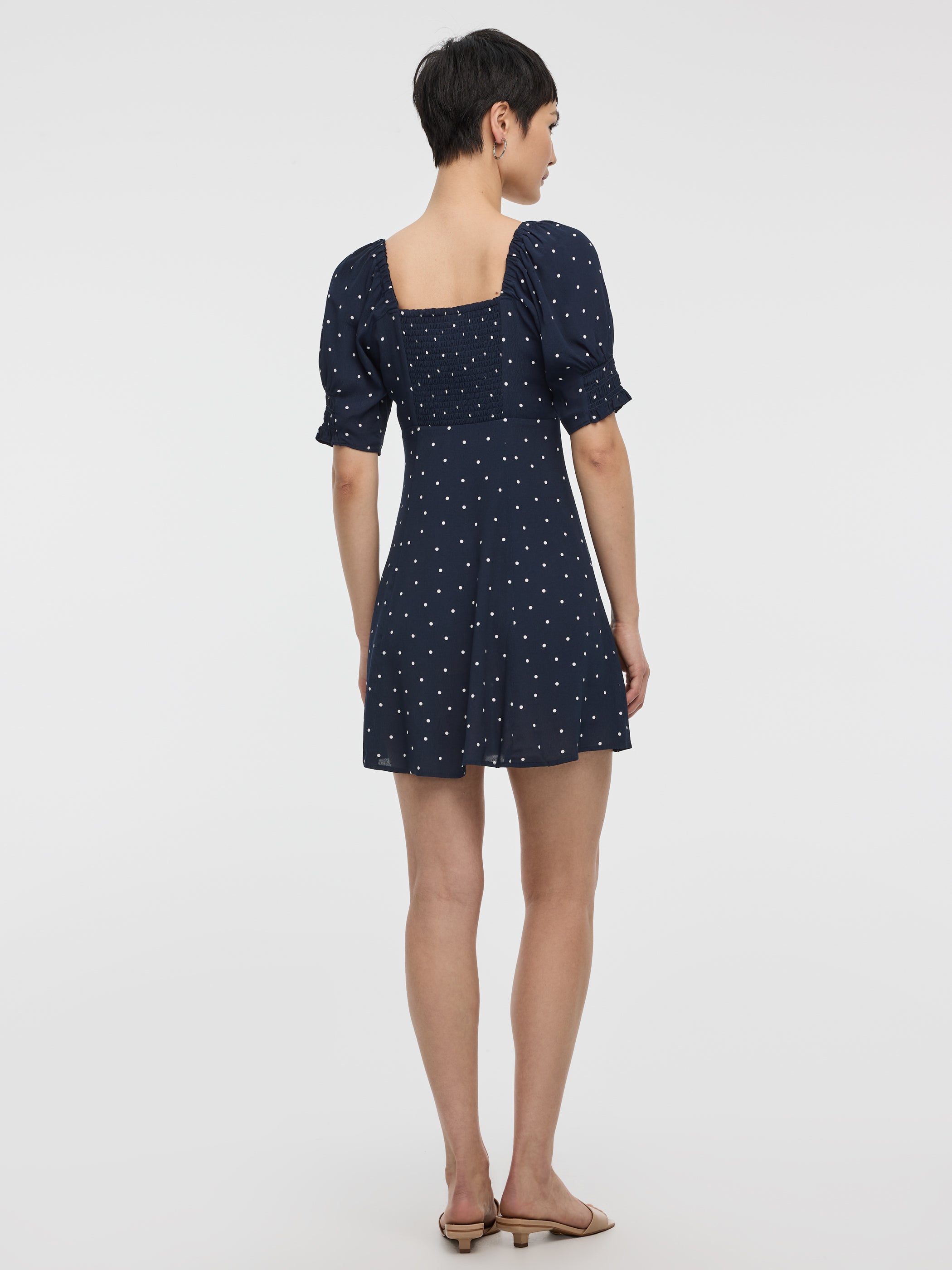 Robe empire à manches courtes bouffantes et encolure en coeur