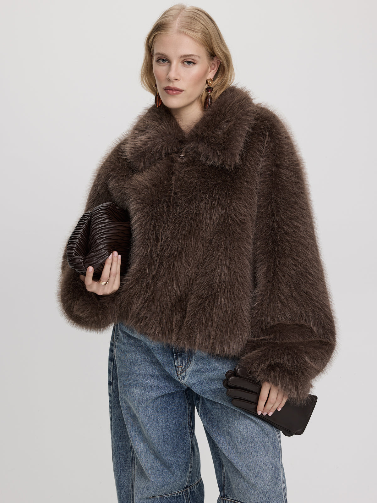 Manteau court en fourrure synthétique