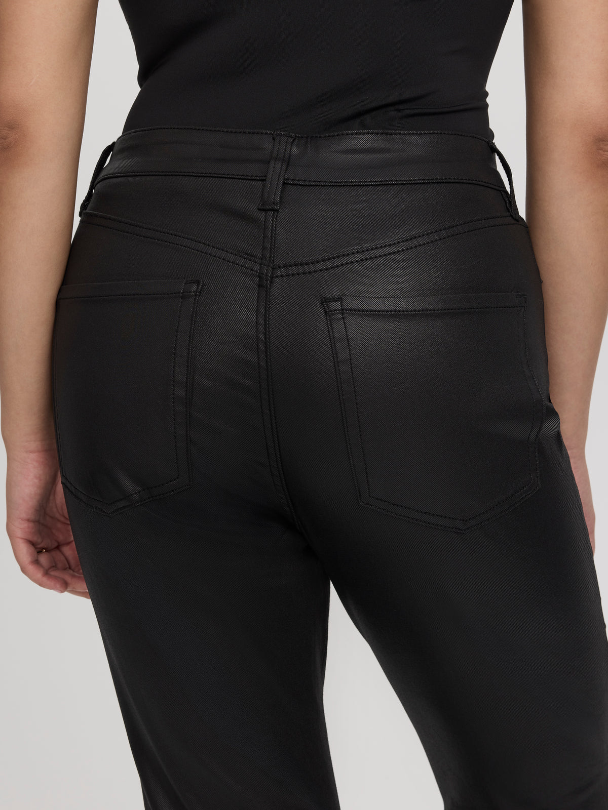 Jeans à effet lustré à jambe évasée et taille haute 