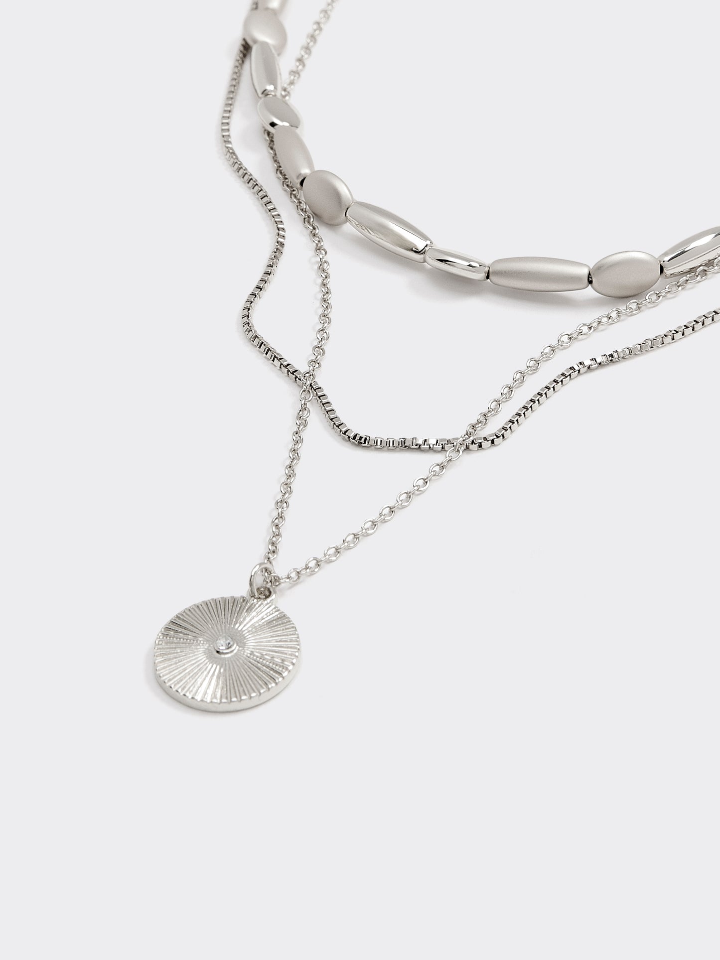 Collier court à chaînes multiples avec pendentif