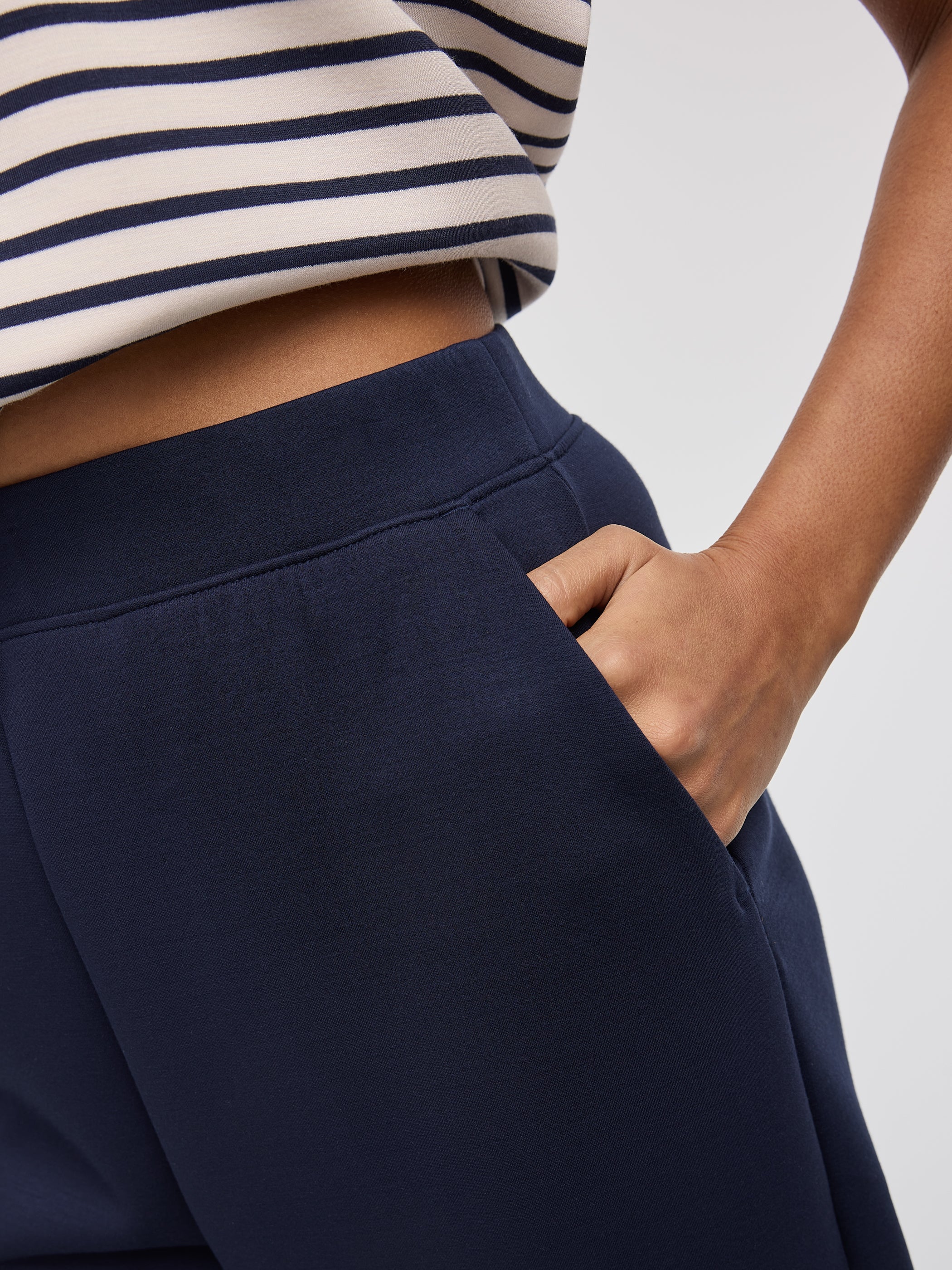 Women's Stretch Bermuda Shorts with Pockets – HYLUX | Hyba by Reitmans