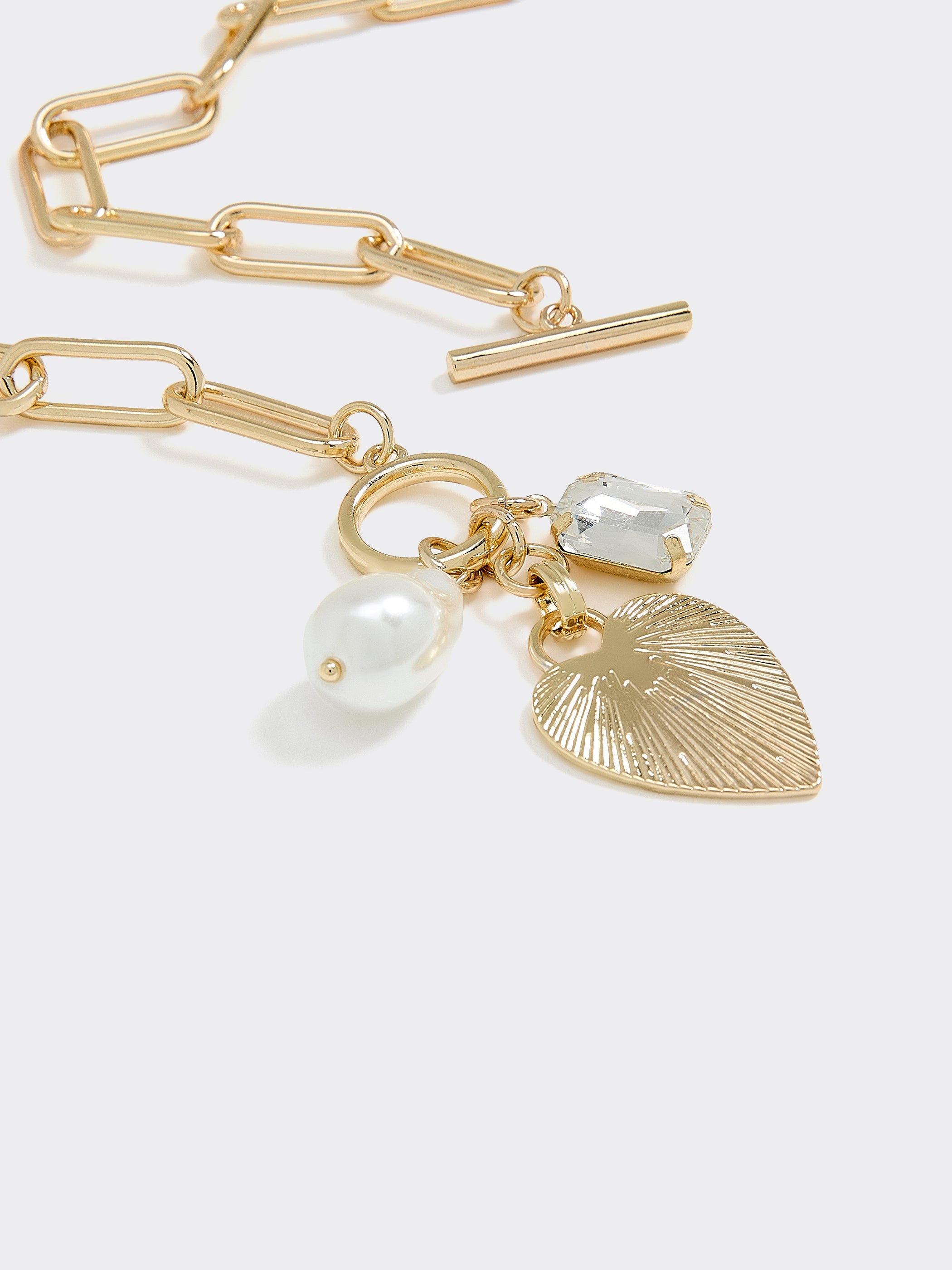 Collier court à breloques