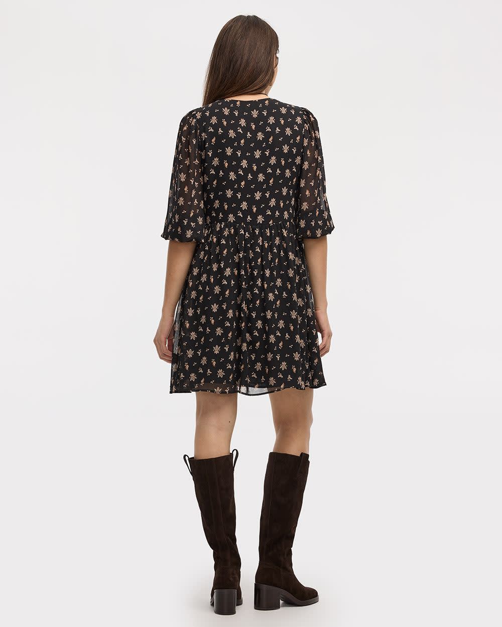 Robe cintrée et évasée à manches bracelet et col fendu