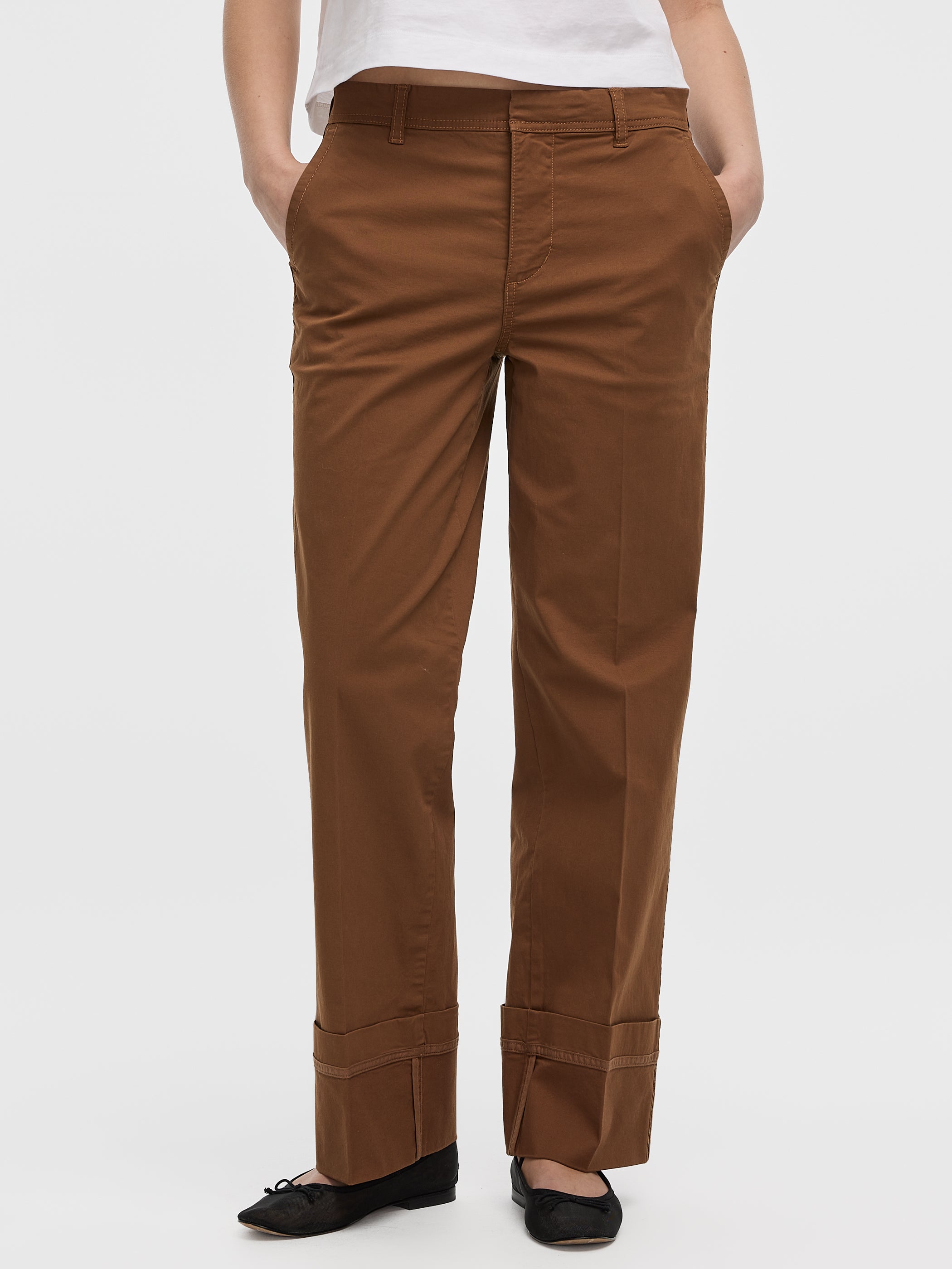 Pantalon chino à taille mi-haute et jambe droite à revers
