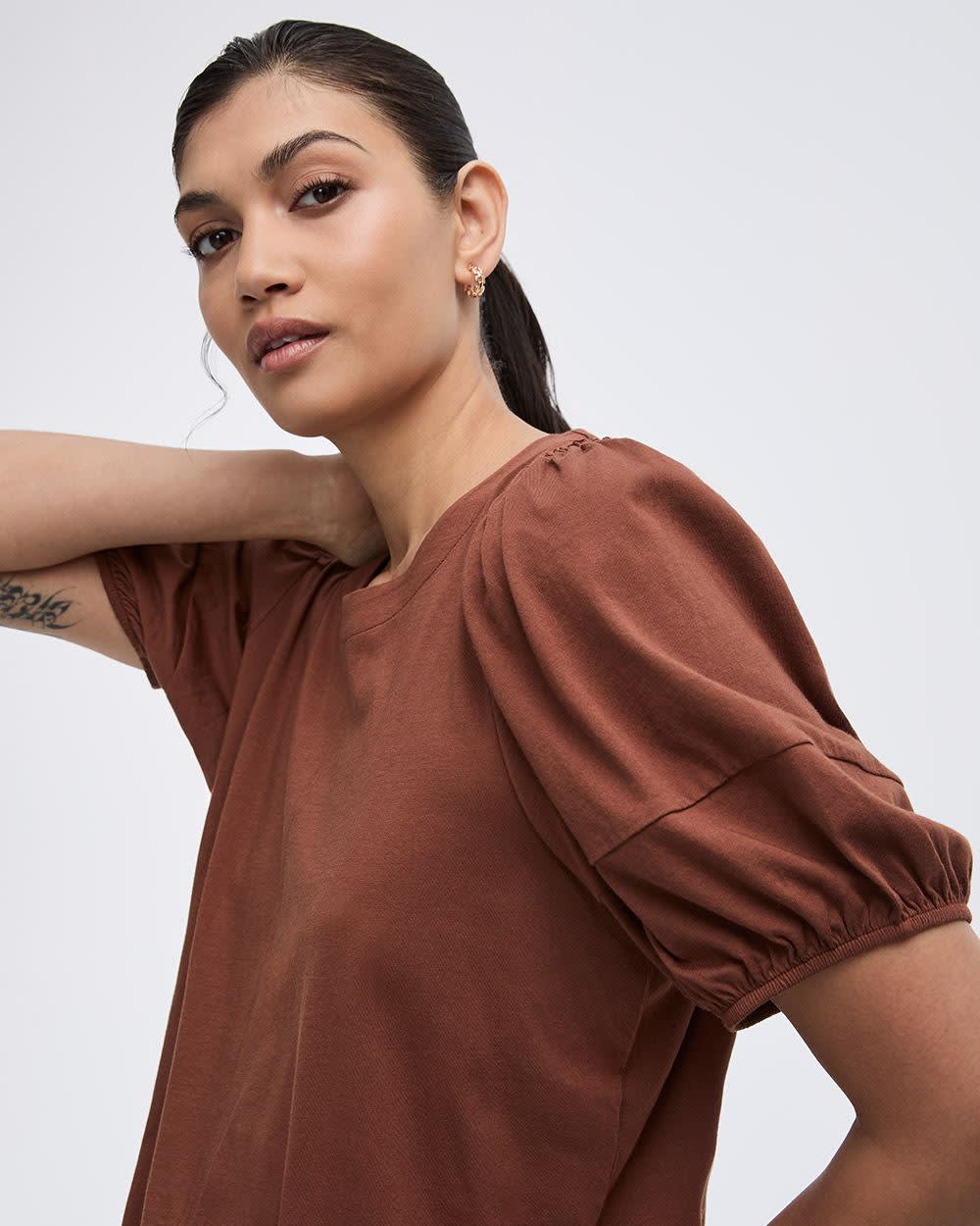 Haut à manches aux coudes bouffantes et col rond