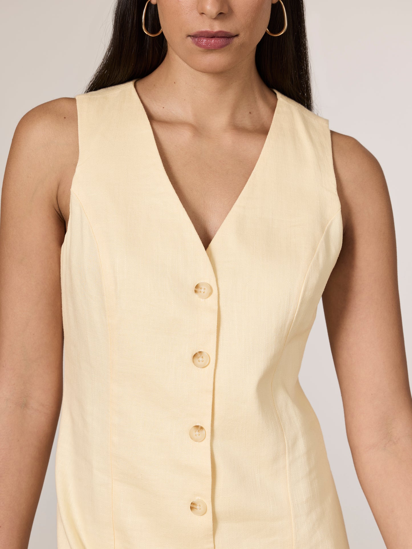 Robe courte boutonnée sans manches