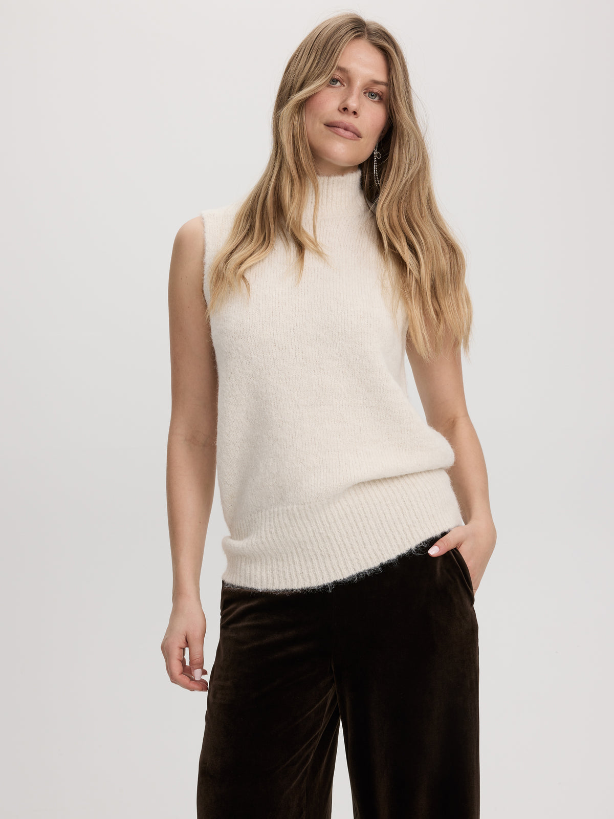 Pull sans manches à col montant