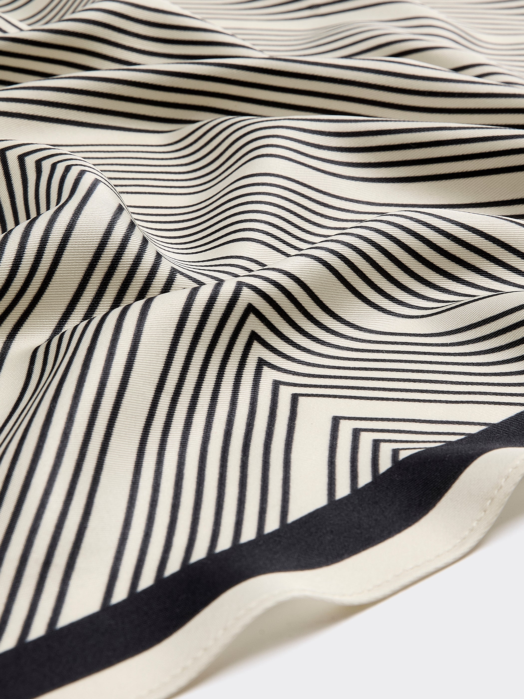 Diamond-Shaped Scarf with Geometric Pattern