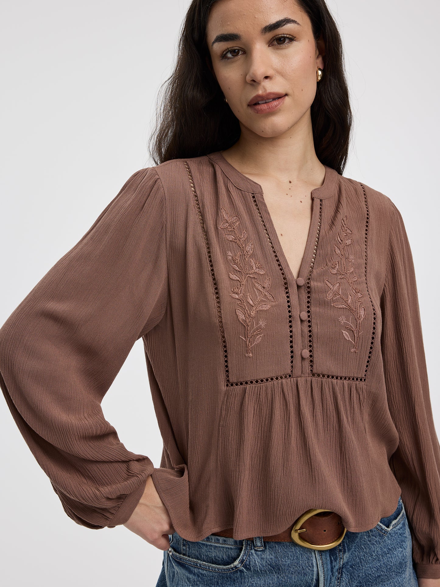 Blouse à manches longues et col fendu avec détails brodés
