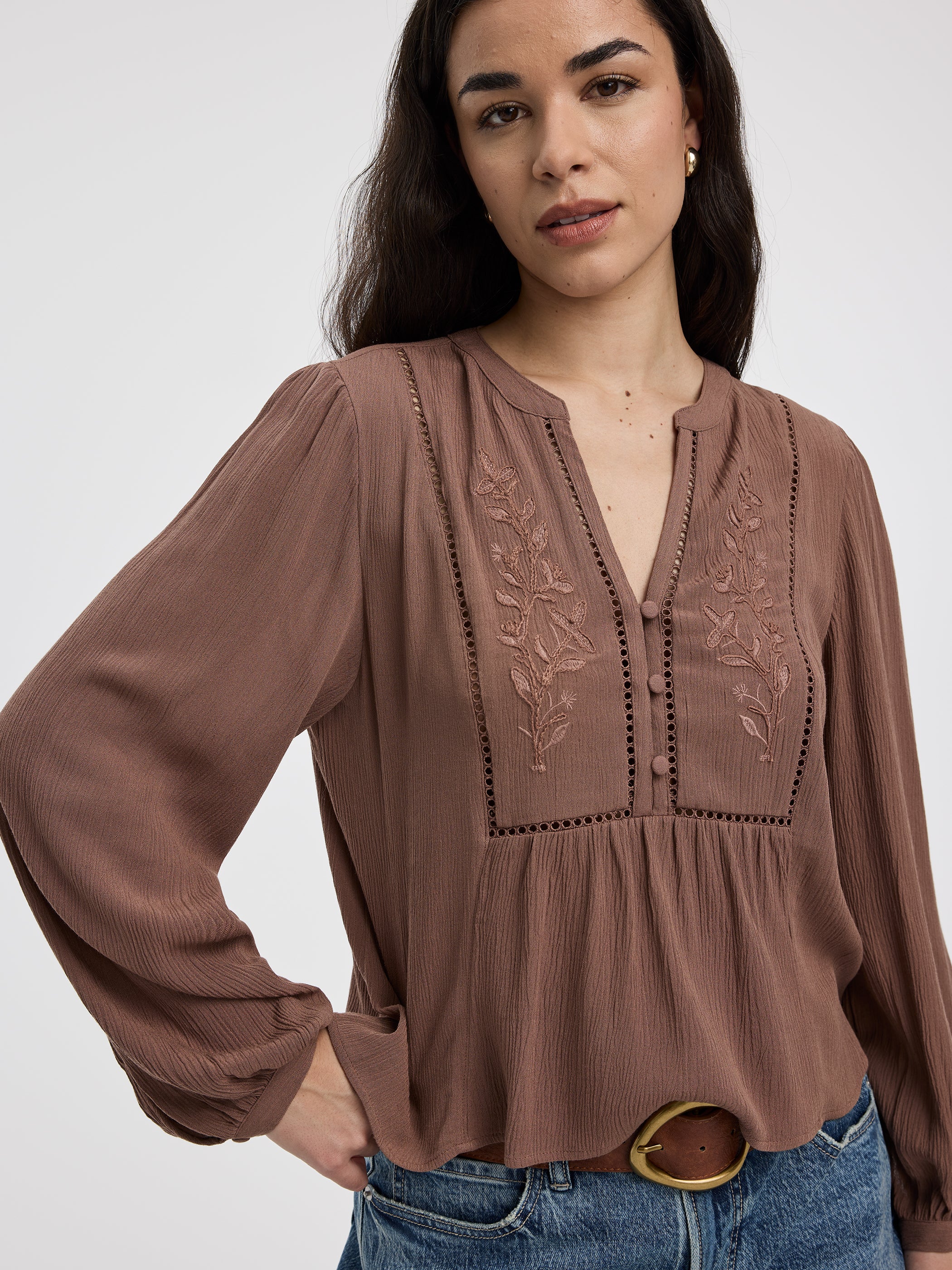 Blouse à manches longues et col fendu avec détails brodés