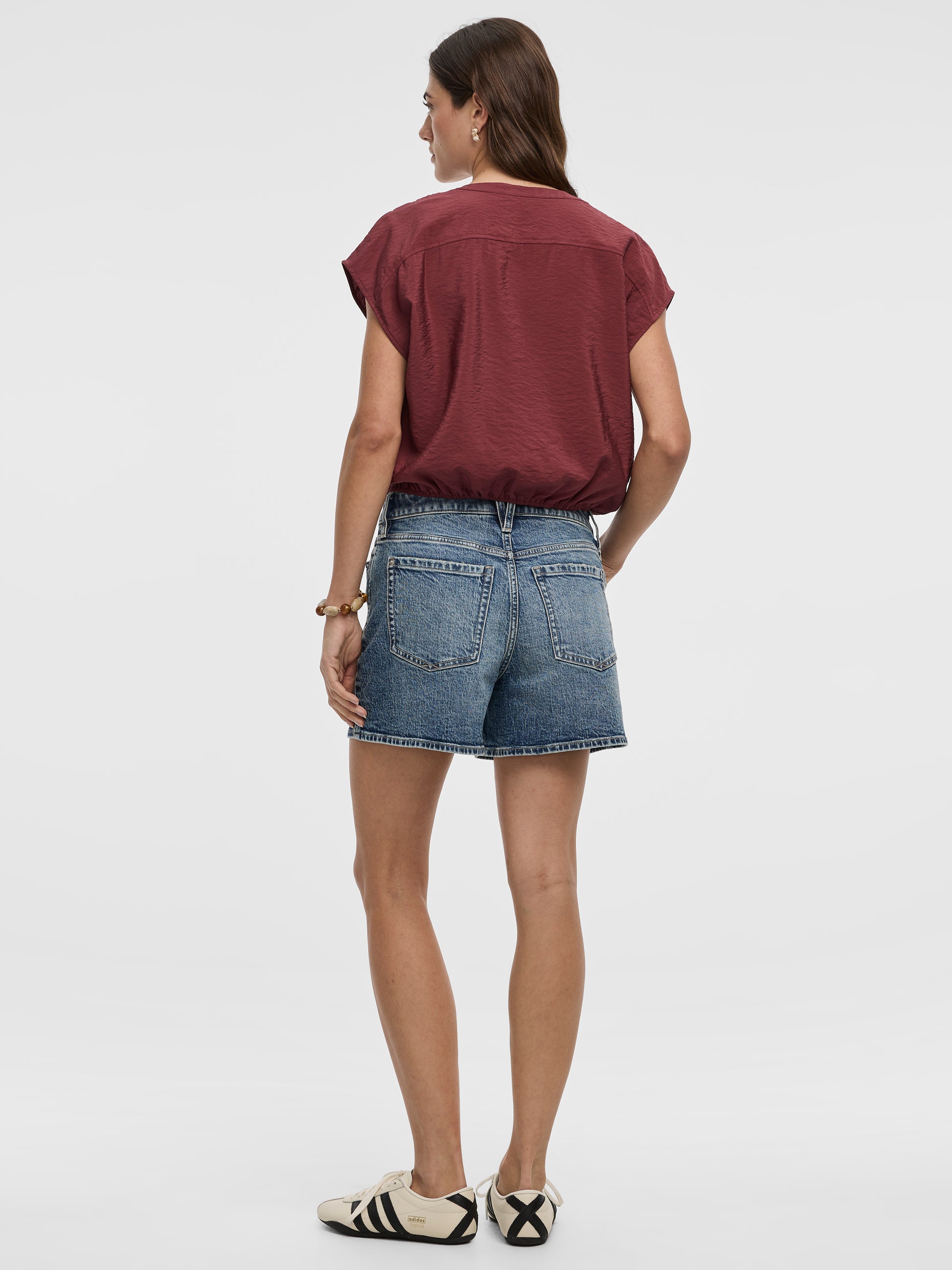 Extended-Sleeve Crew-Neck Buttoned-Down Blouse