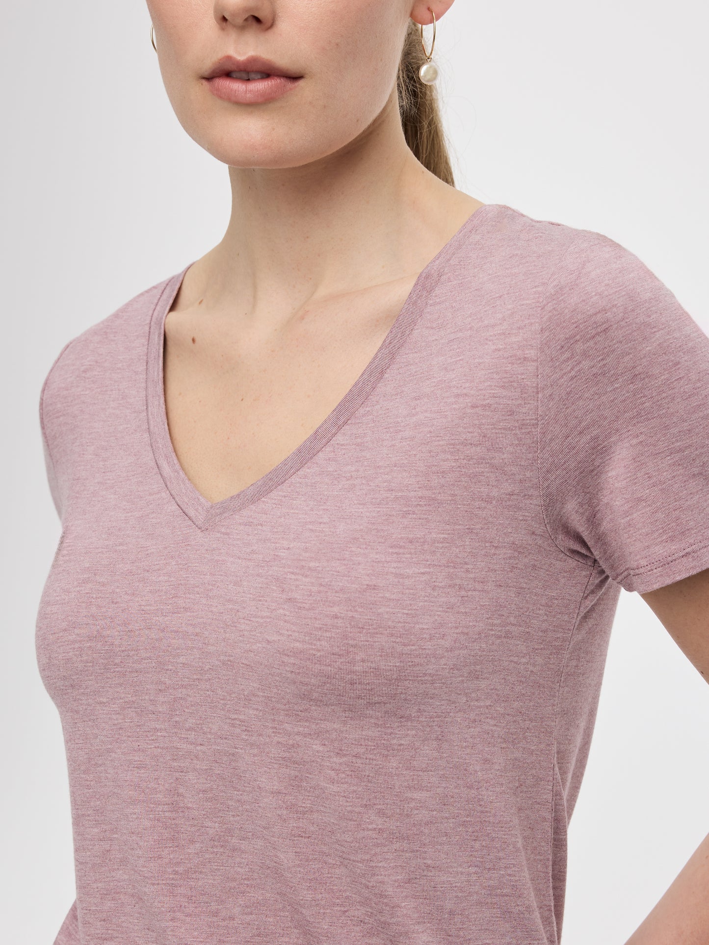 V-Neck Tee - R Essentials
