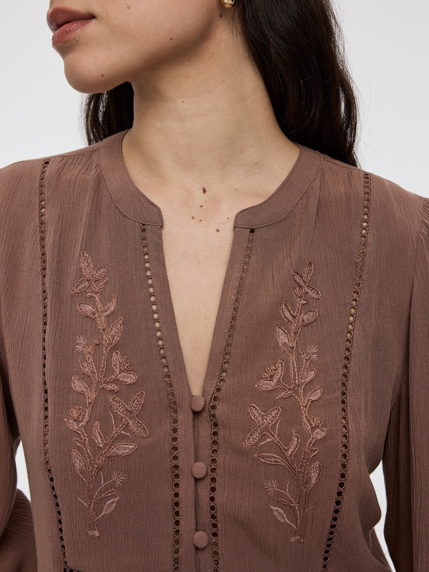 Blouse à manches longues et col fendu avec détails brodés