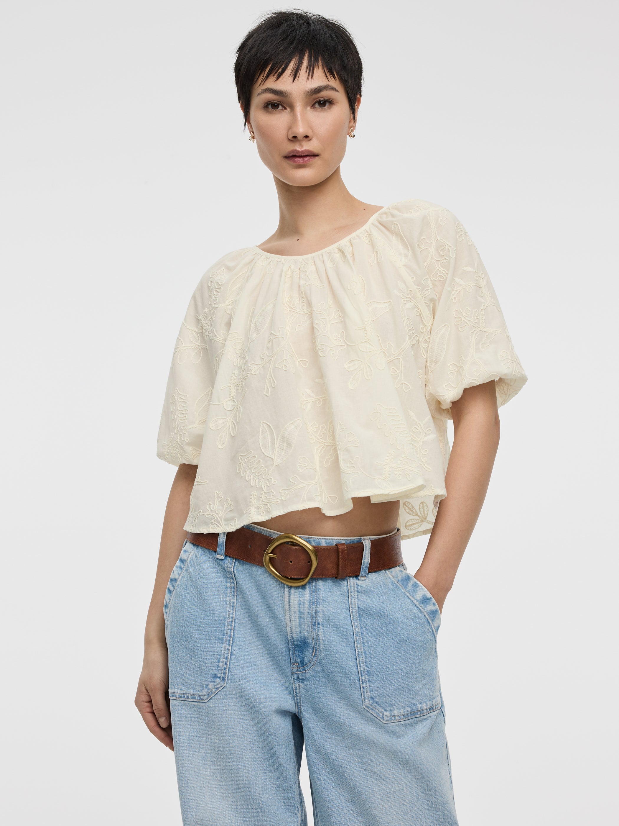Blouse à oeillets à col dégagé et manches aux coudes