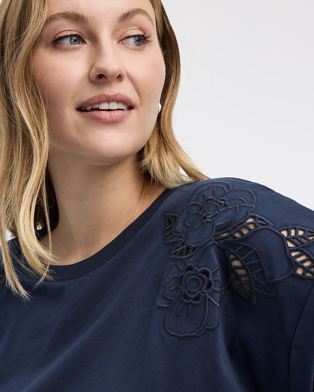 T-shirt à col rond et manches courtes avec détails crochetés