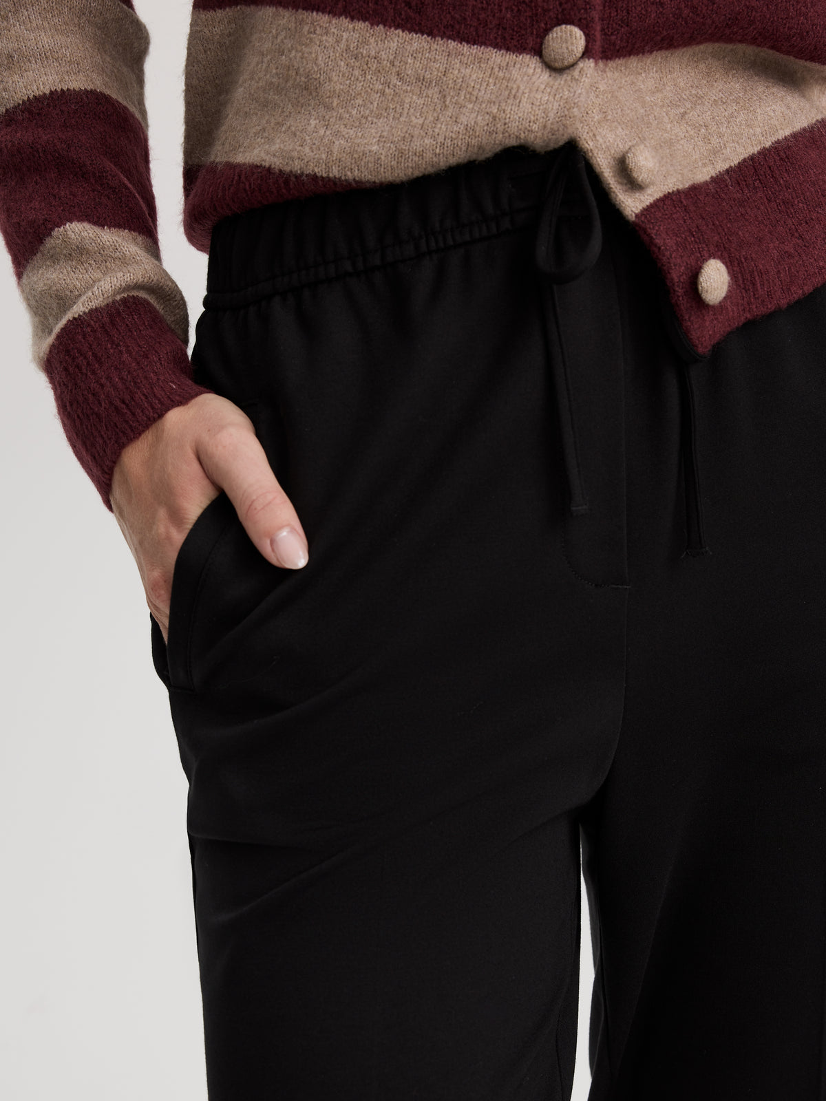 Pantalon à taille haute élastique et jambe fuselée