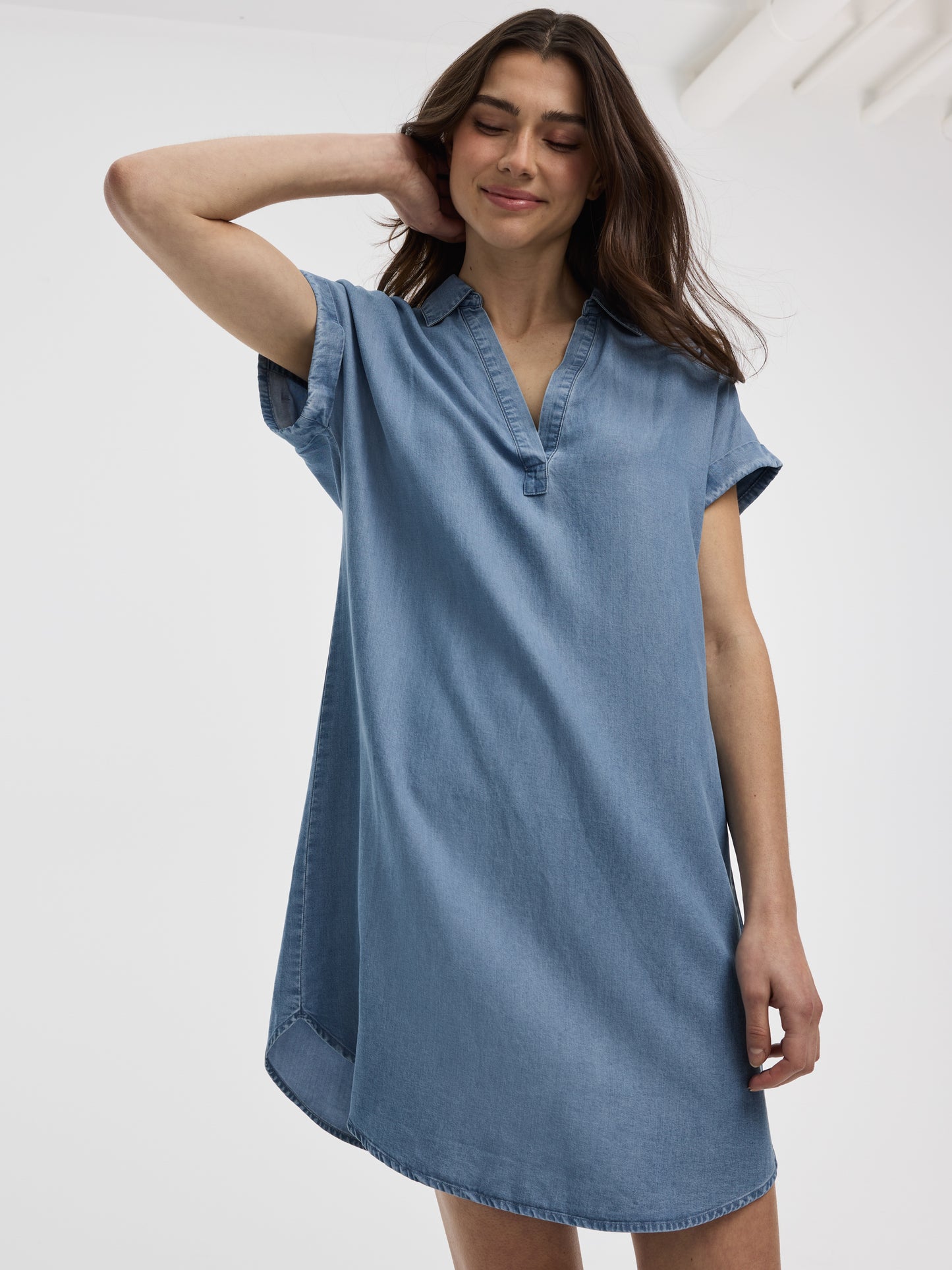 Extended-Sleeve Shift Dress with V Neckline