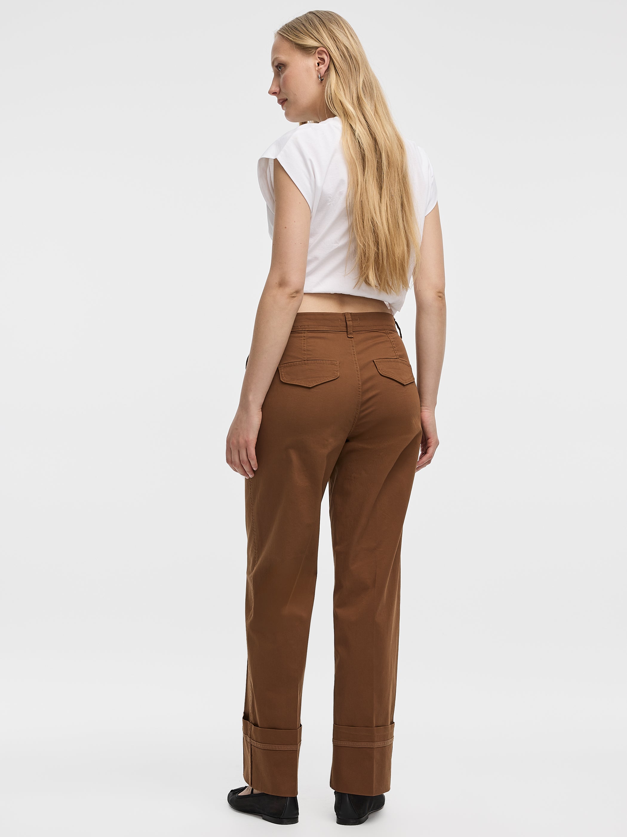 Pantalon chino à taille mi-haute et jambe droite à revers