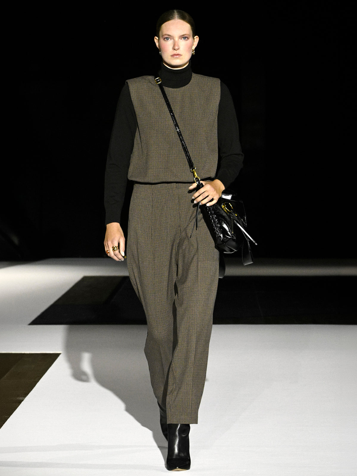 Sleeveless Crew-Neck Blouse with Shoulder Pads