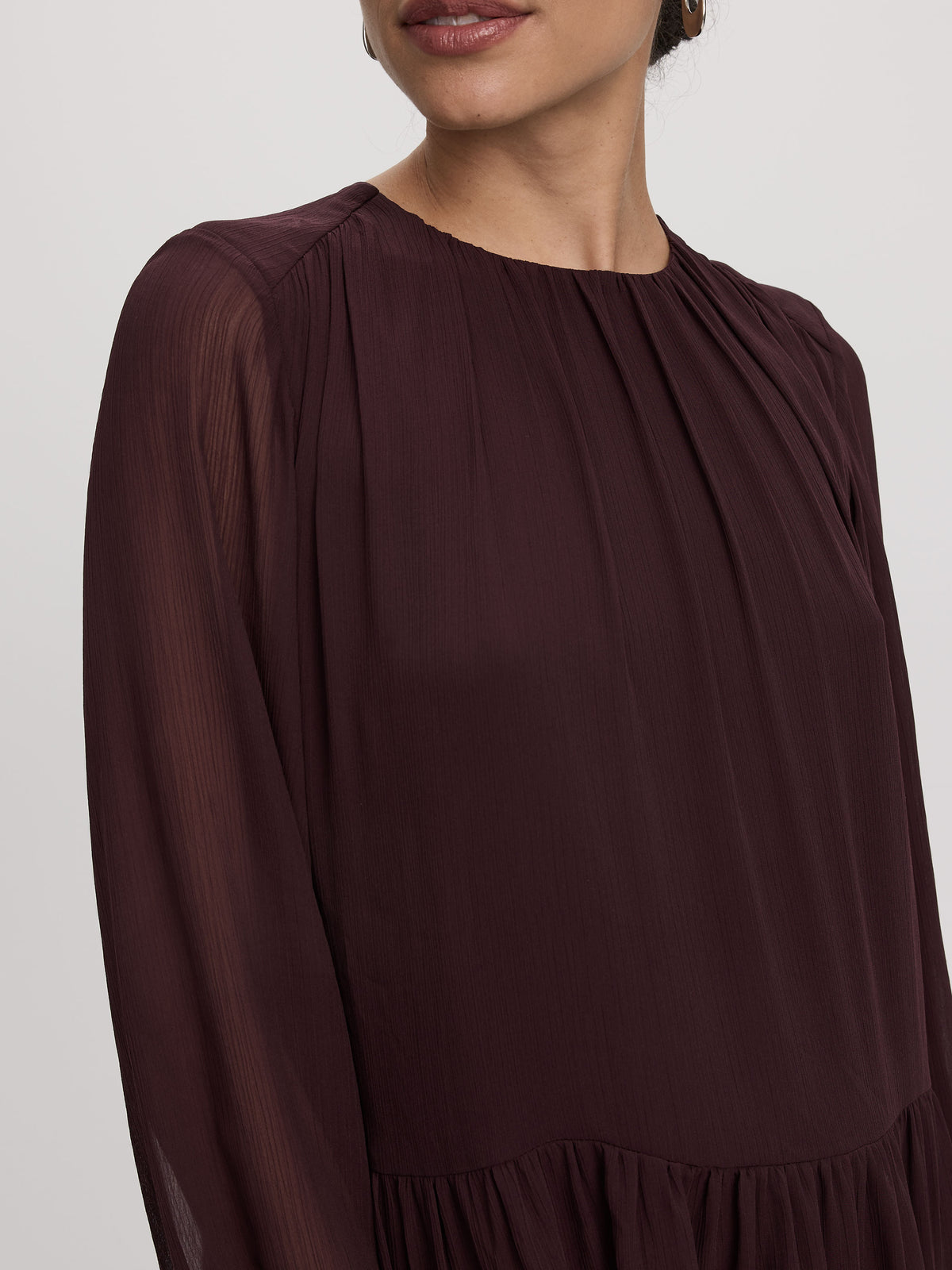 Robe courte en mousseline à manches longues et col rond