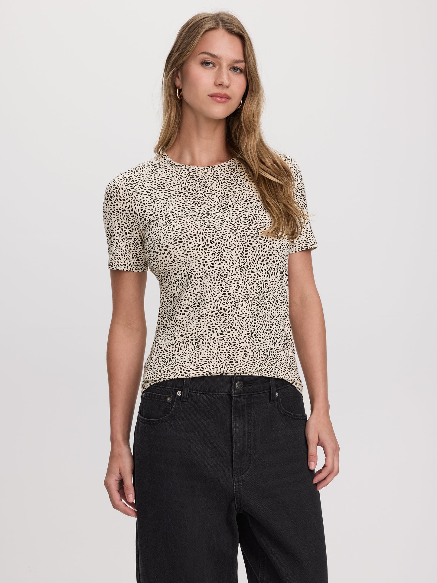 Crew-Neck T-Shirt - R Essentials
