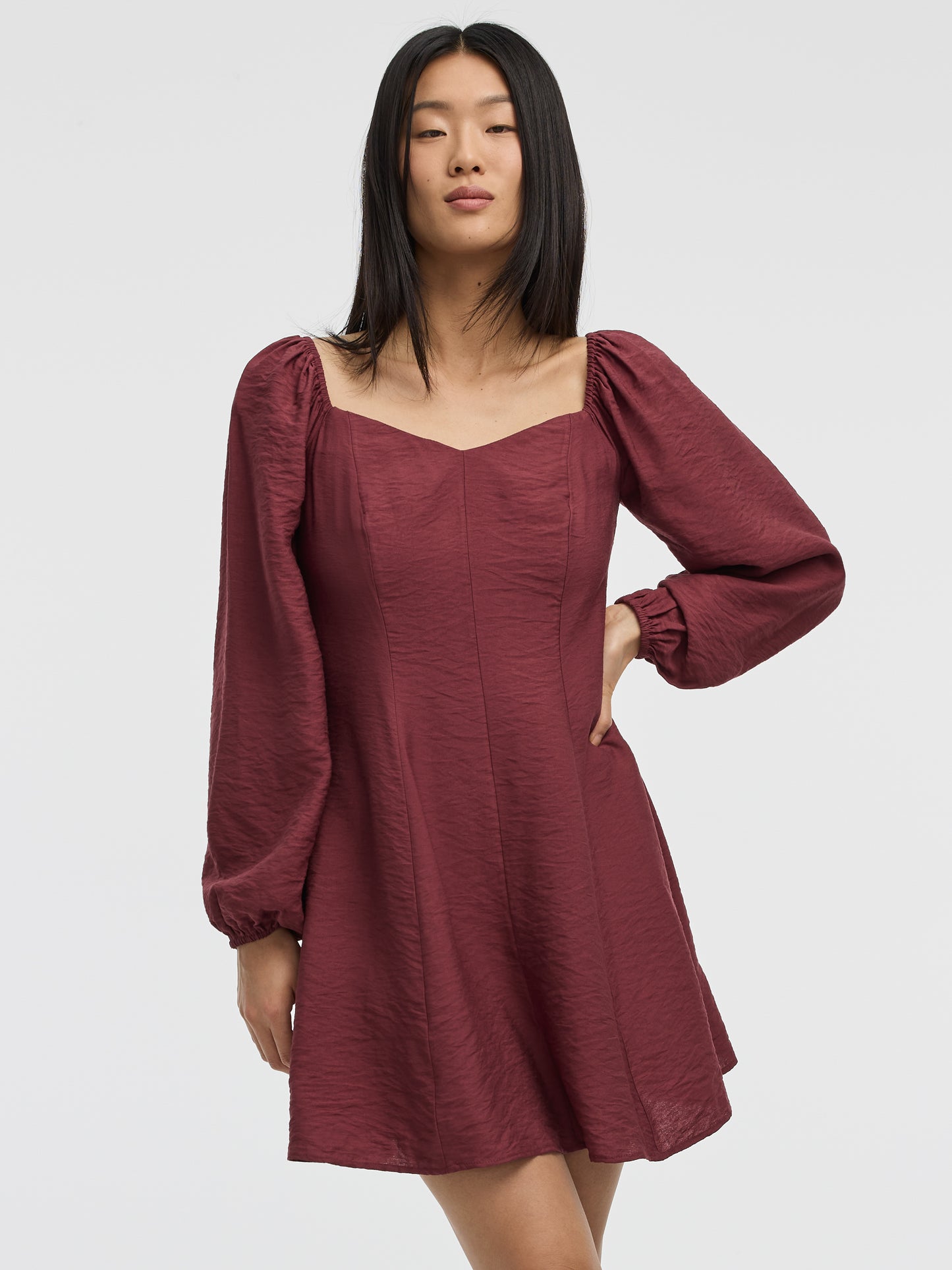 Robe bustier à manches longues bouffantes et encolure en coeur