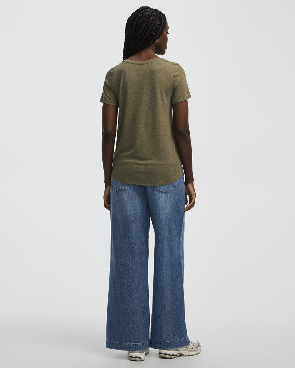 V-Neck T-Shirt - R Essentials