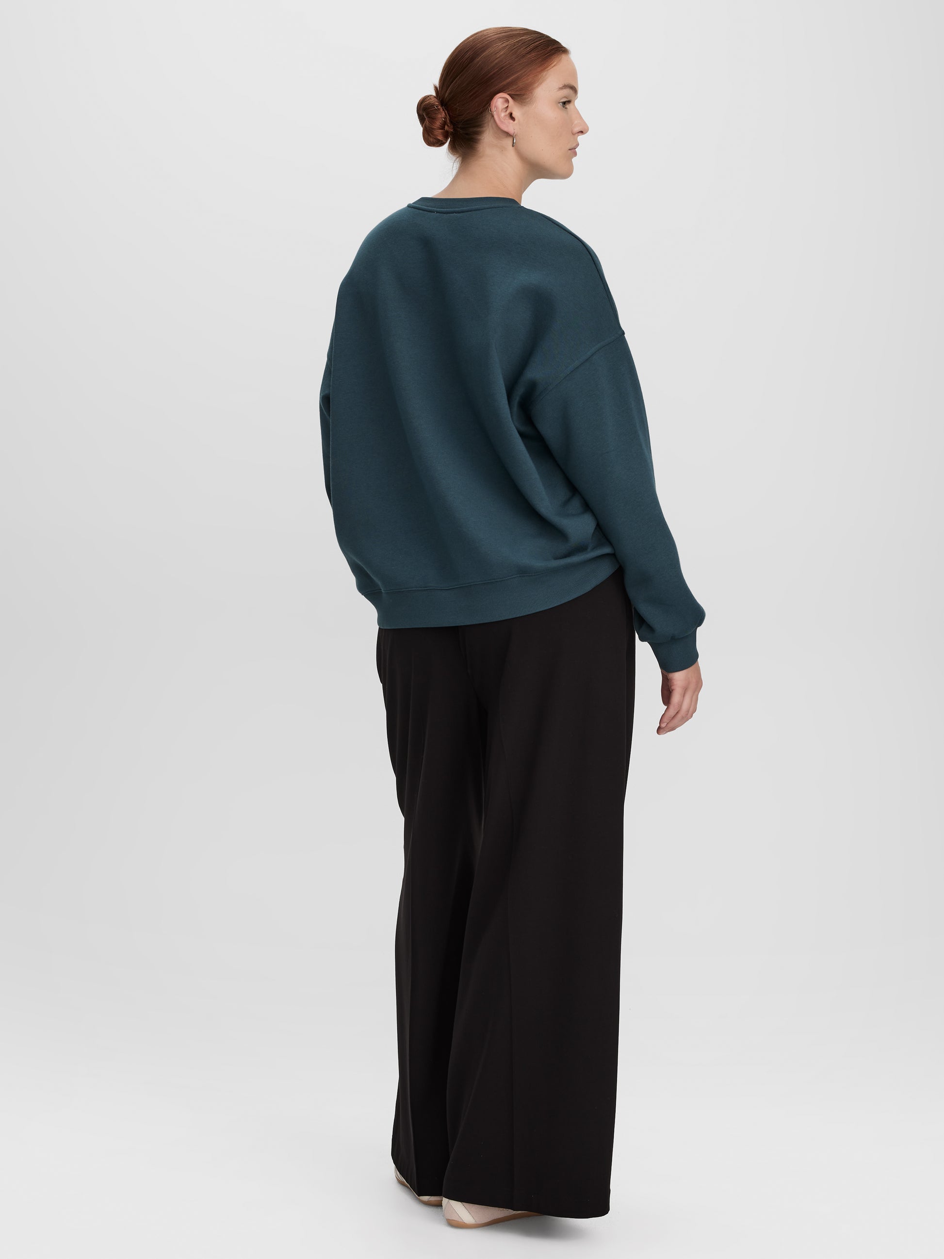 Long Crew-Neck Fleece Sweatshirt - R Essentials