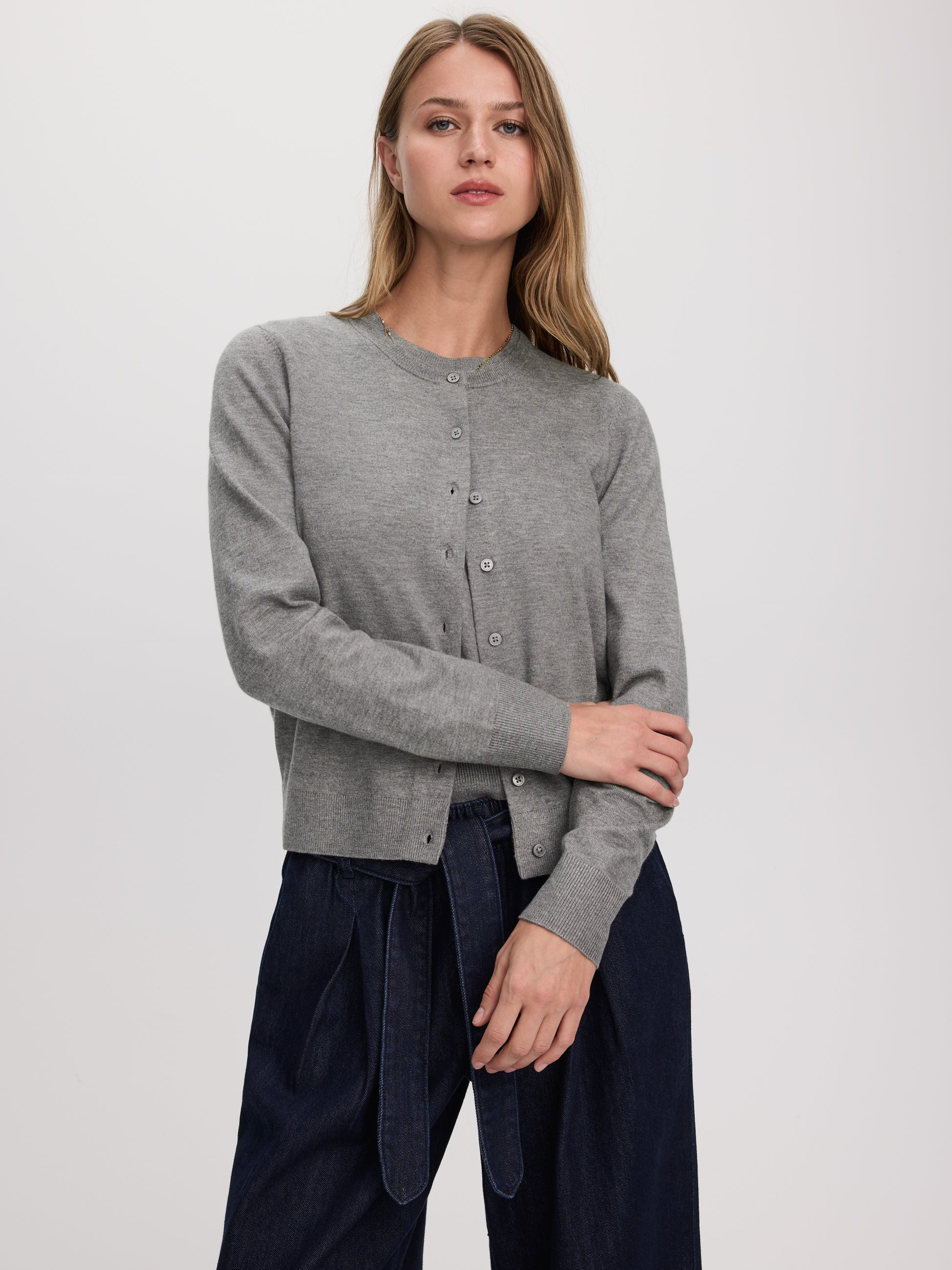 Crew-Neck Cardigan - R Essentials