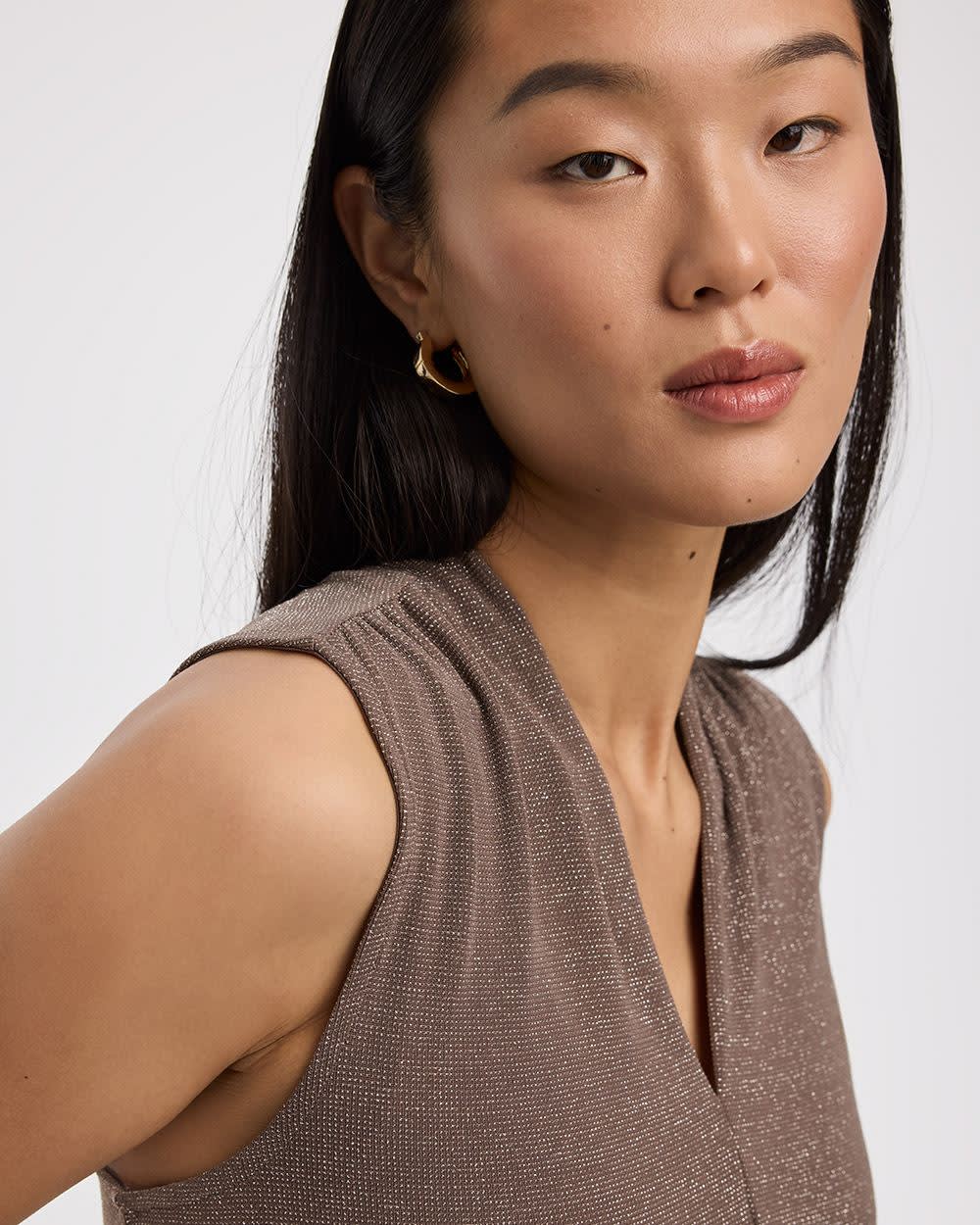 Haut scintillant sans manches à col V