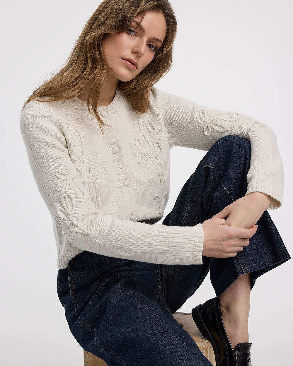 Cardigan à manches longues et col rond avec fleurs en soutache