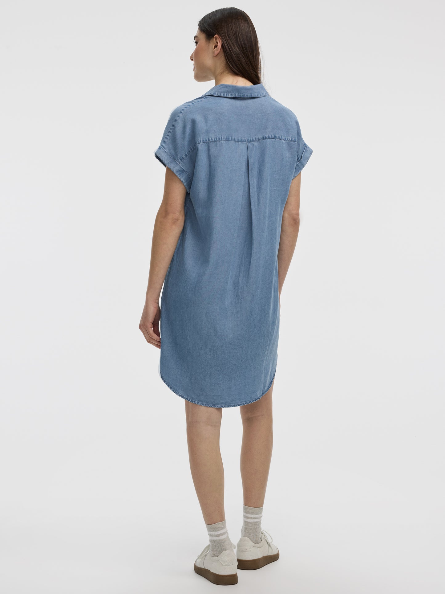 Extended-Sleeve Shift Dress with V Neckline