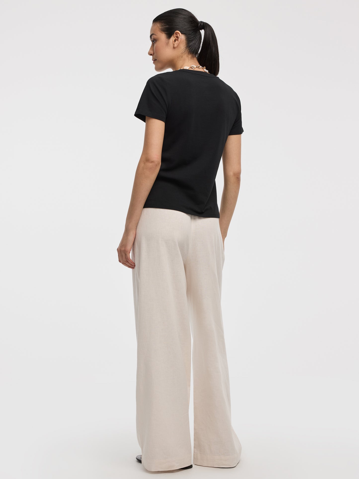 Crew-Neck Tee - R Essentials