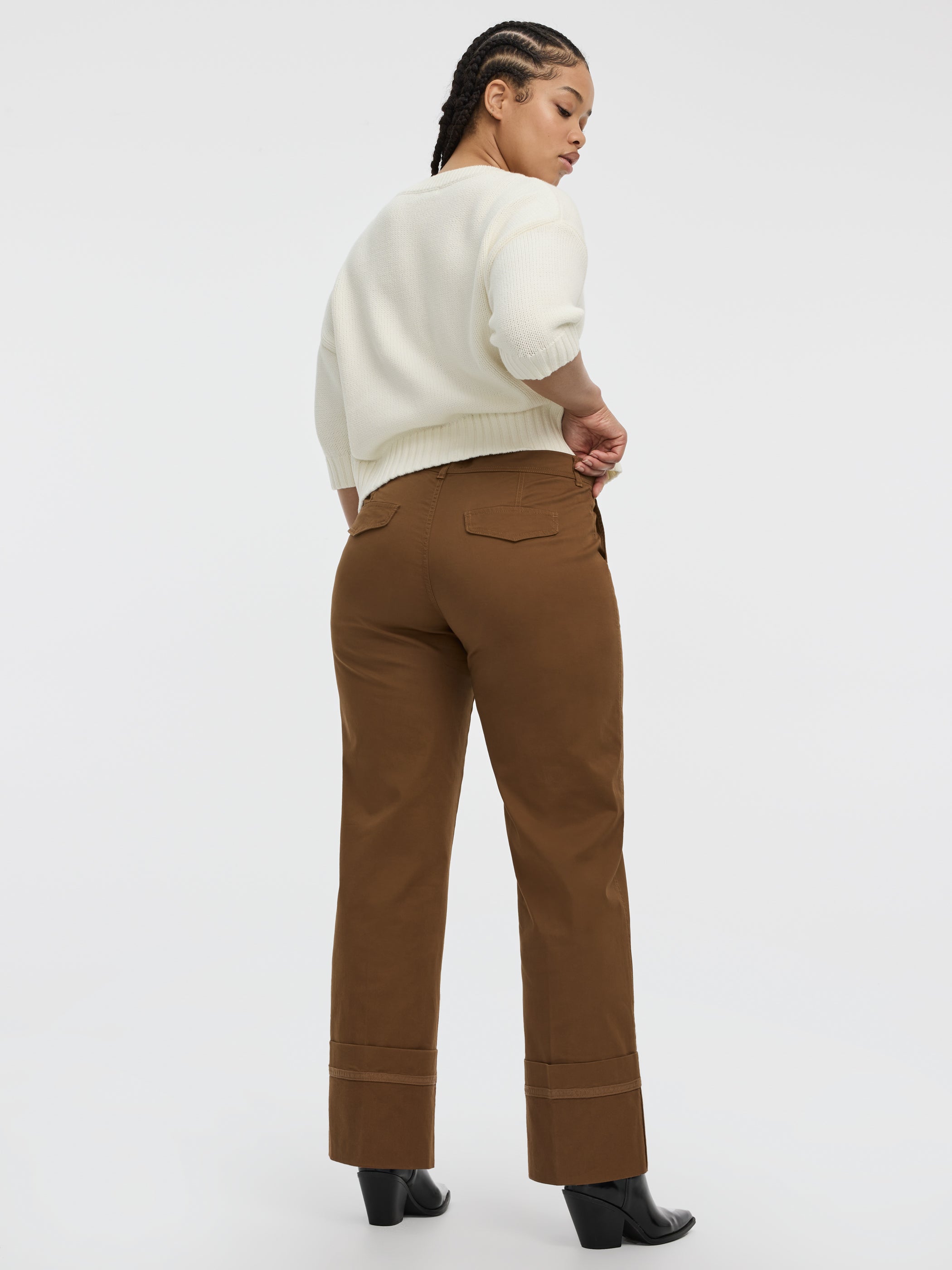 Pantalon chino à taille mi-haute et jambe droite à revers
