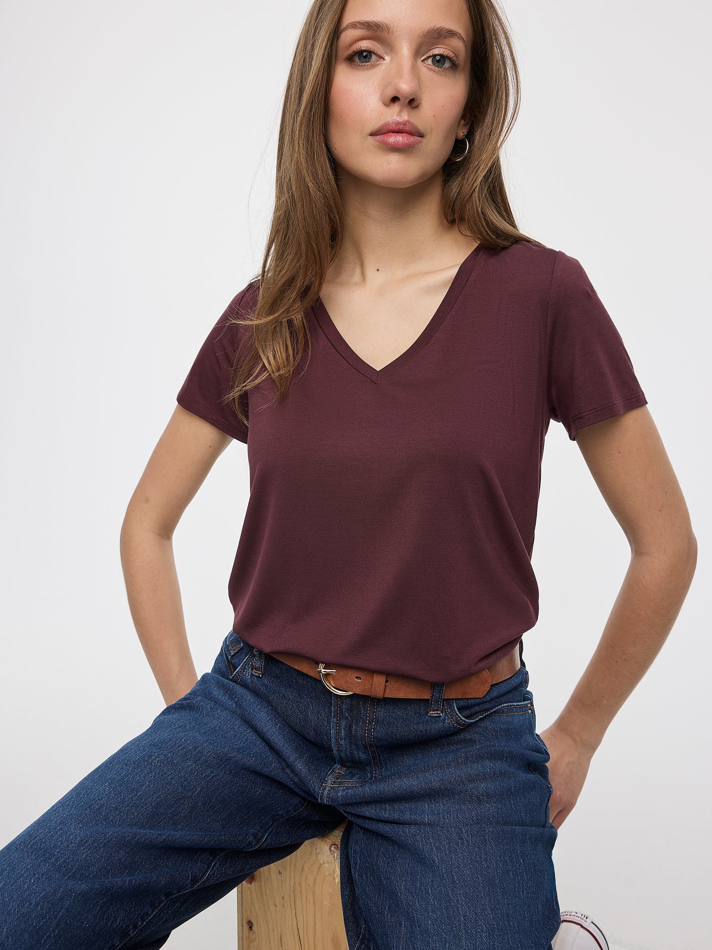V-Neck Tee - R Essentials