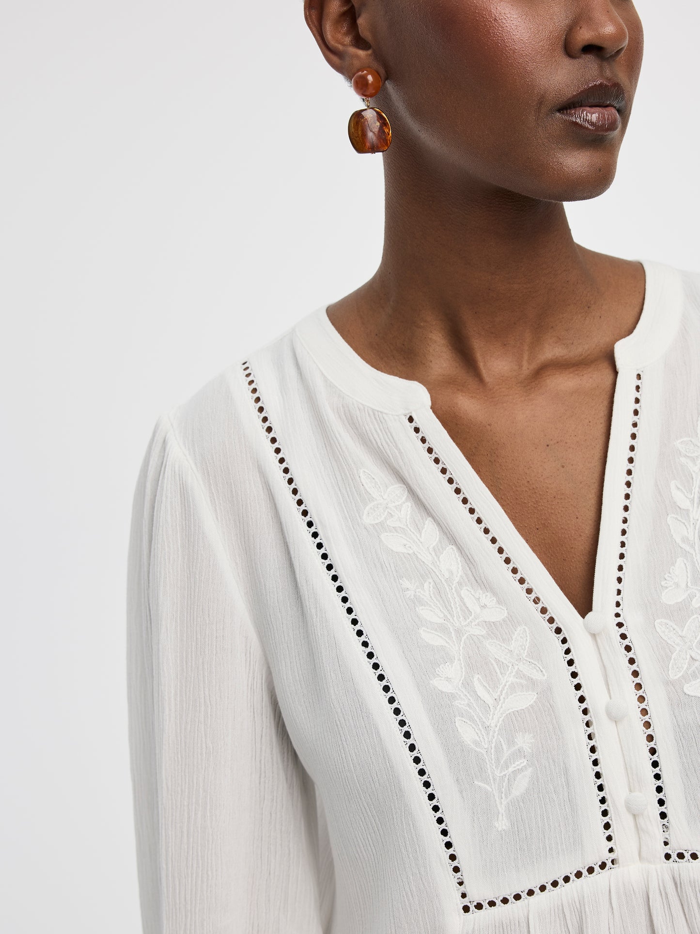 Blouse à manches longues et col fendu avec détails brodés