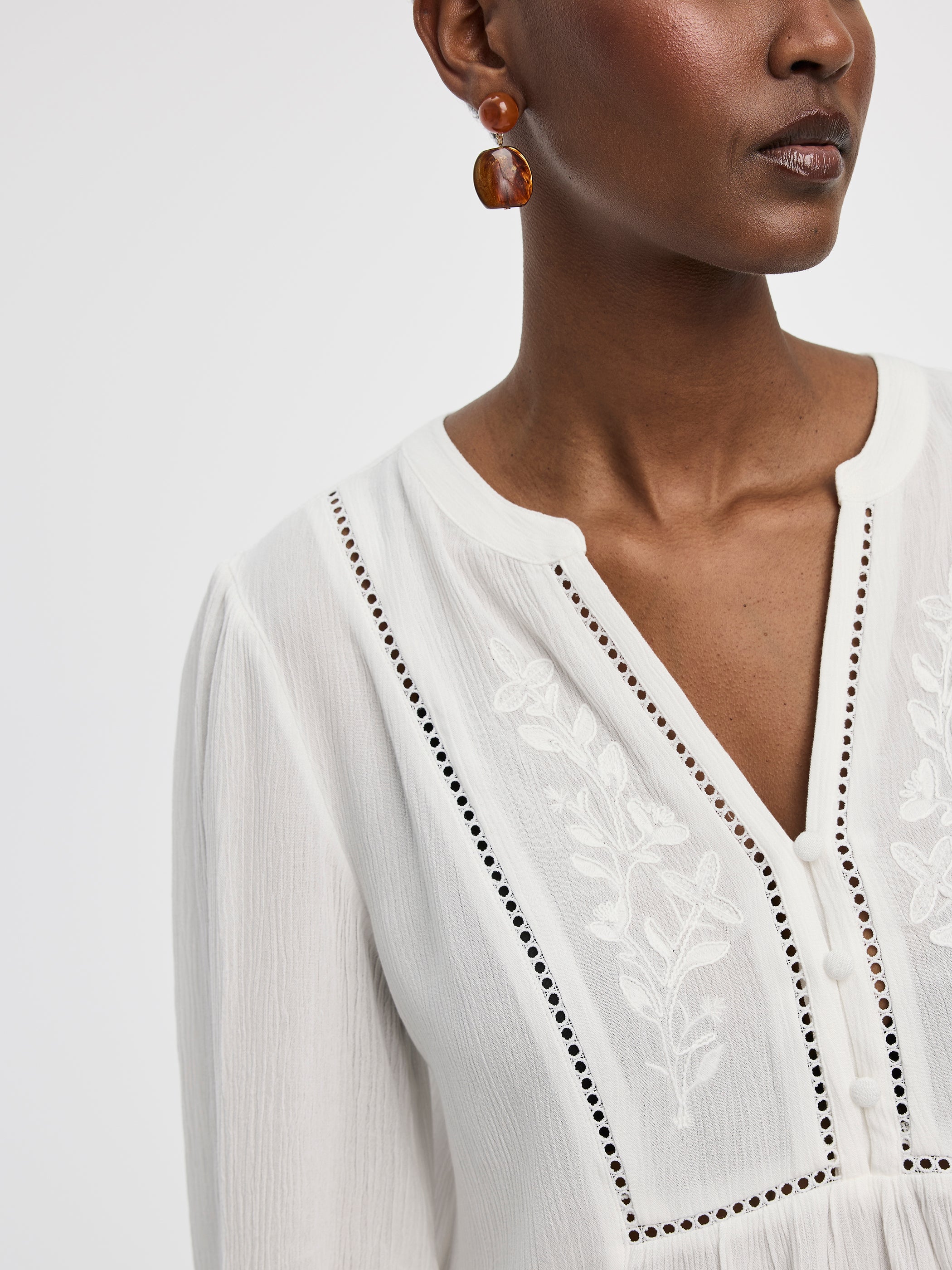 Blouse à manches longues et col fendu avec détails brodés