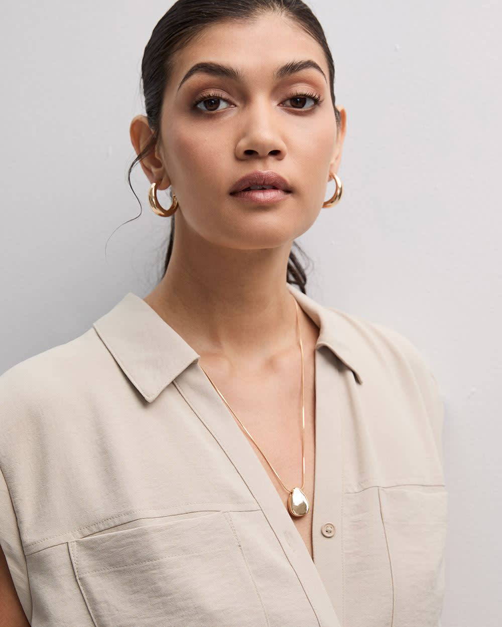 Collier long avec pendentif en forme de pierre en métal