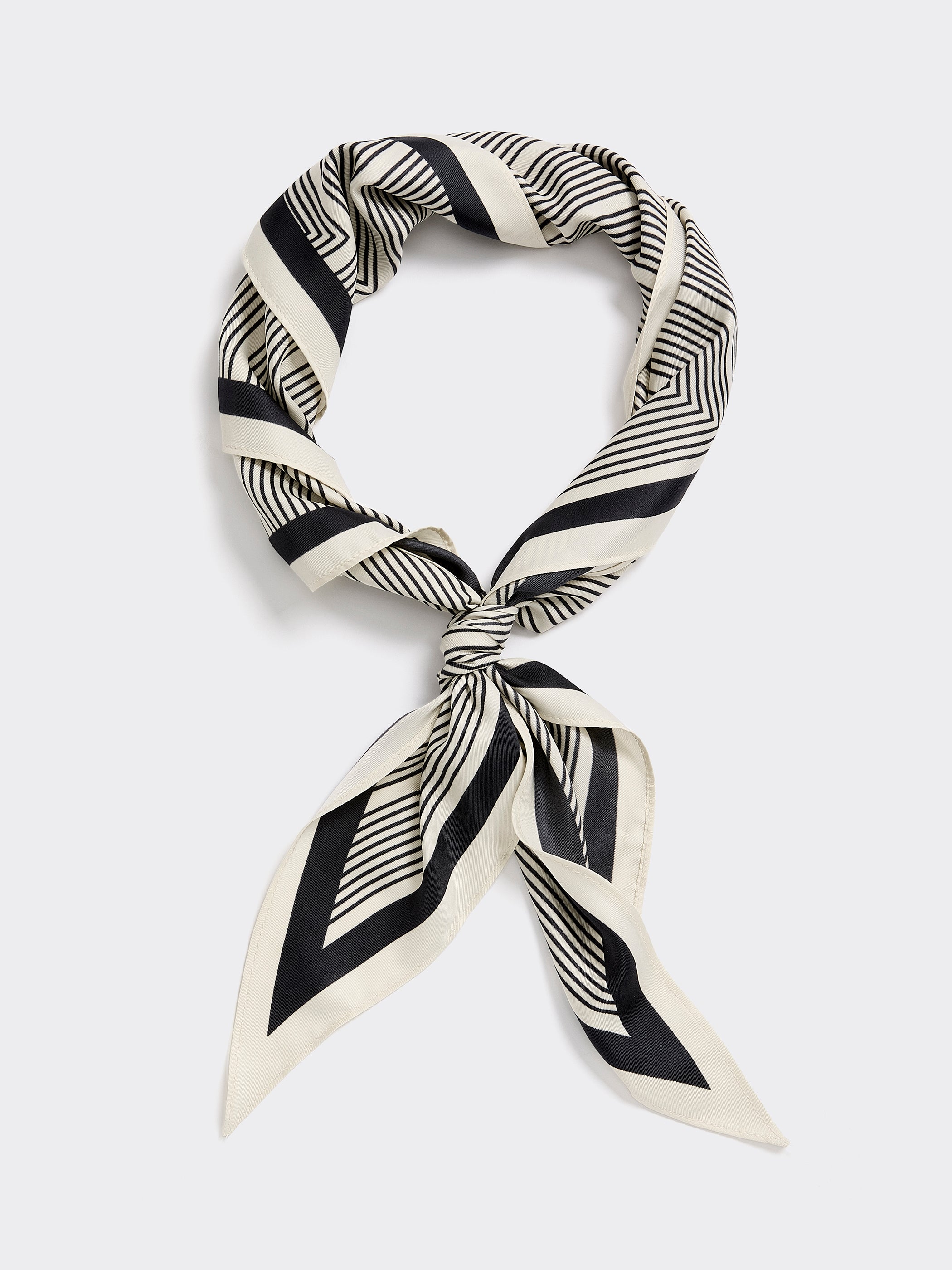 Diamond-Shaped Scarf with Geometric Pattern