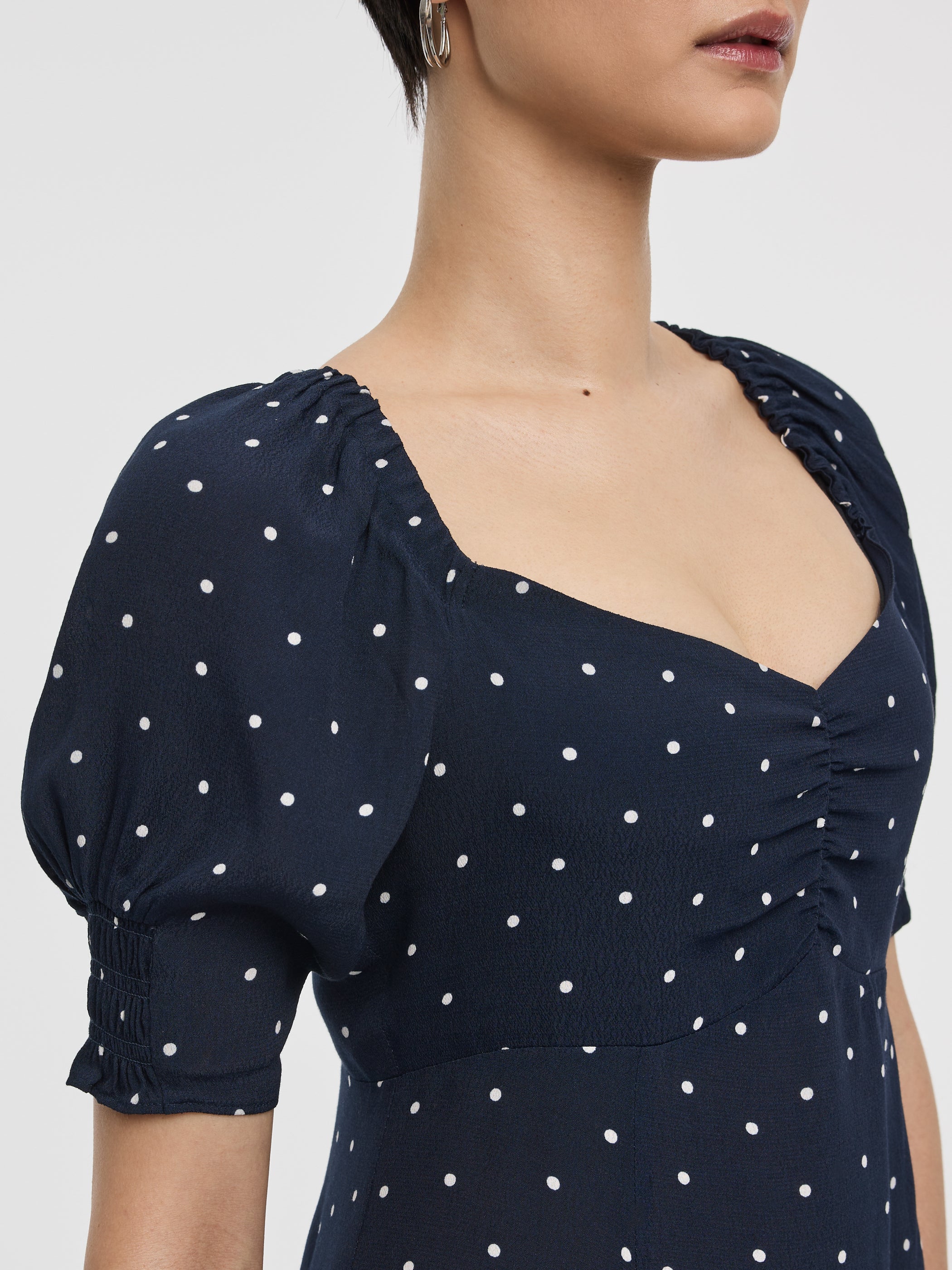 Robe empire à manches courtes bouffantes et encolure en coeur