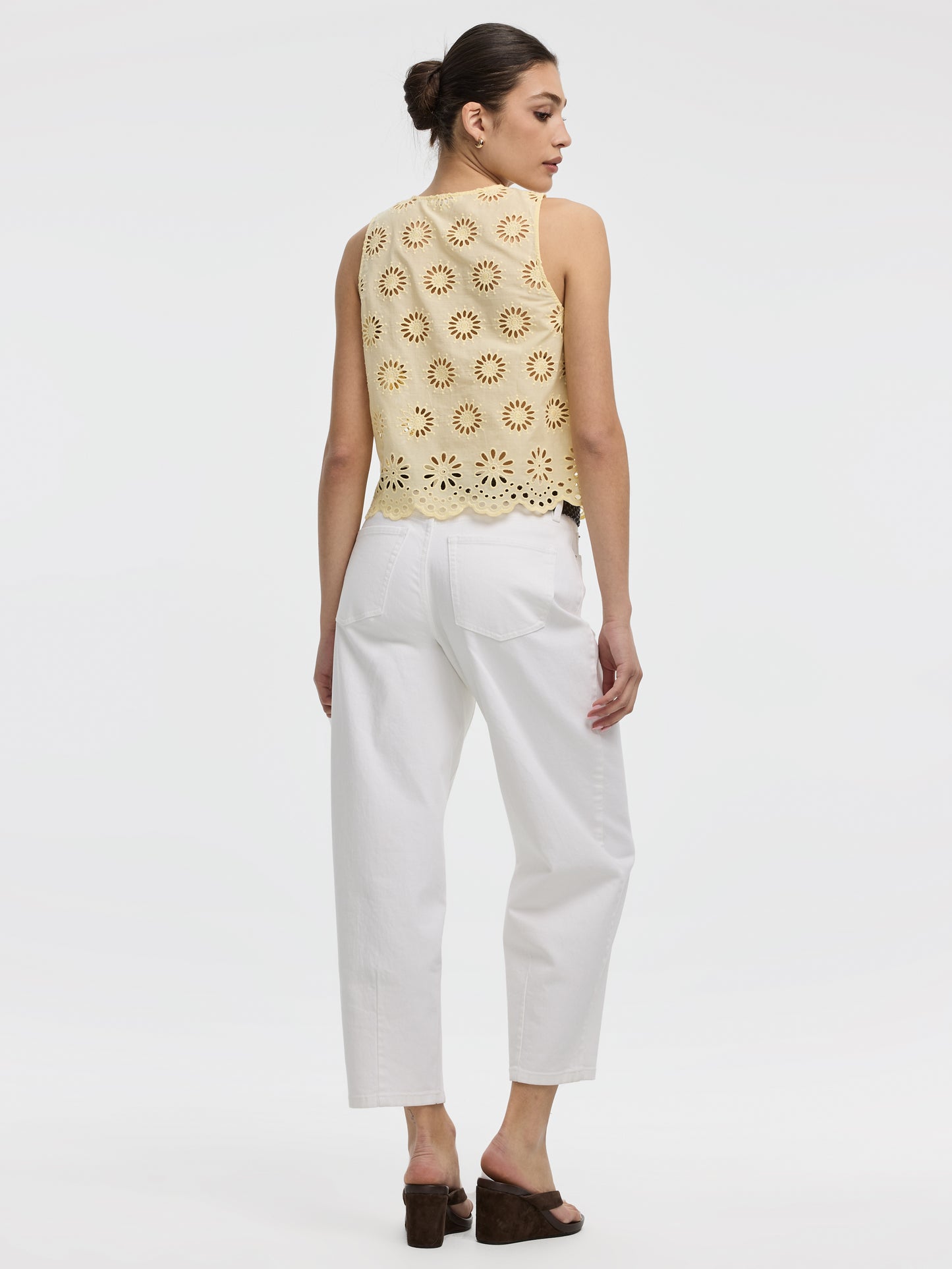 Camisole boutonnée à oeillets à col rond 