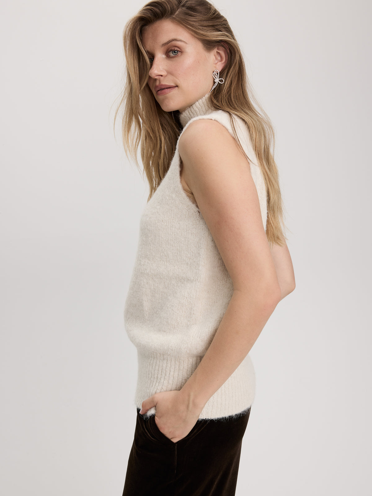 Pull sans manches à col montant